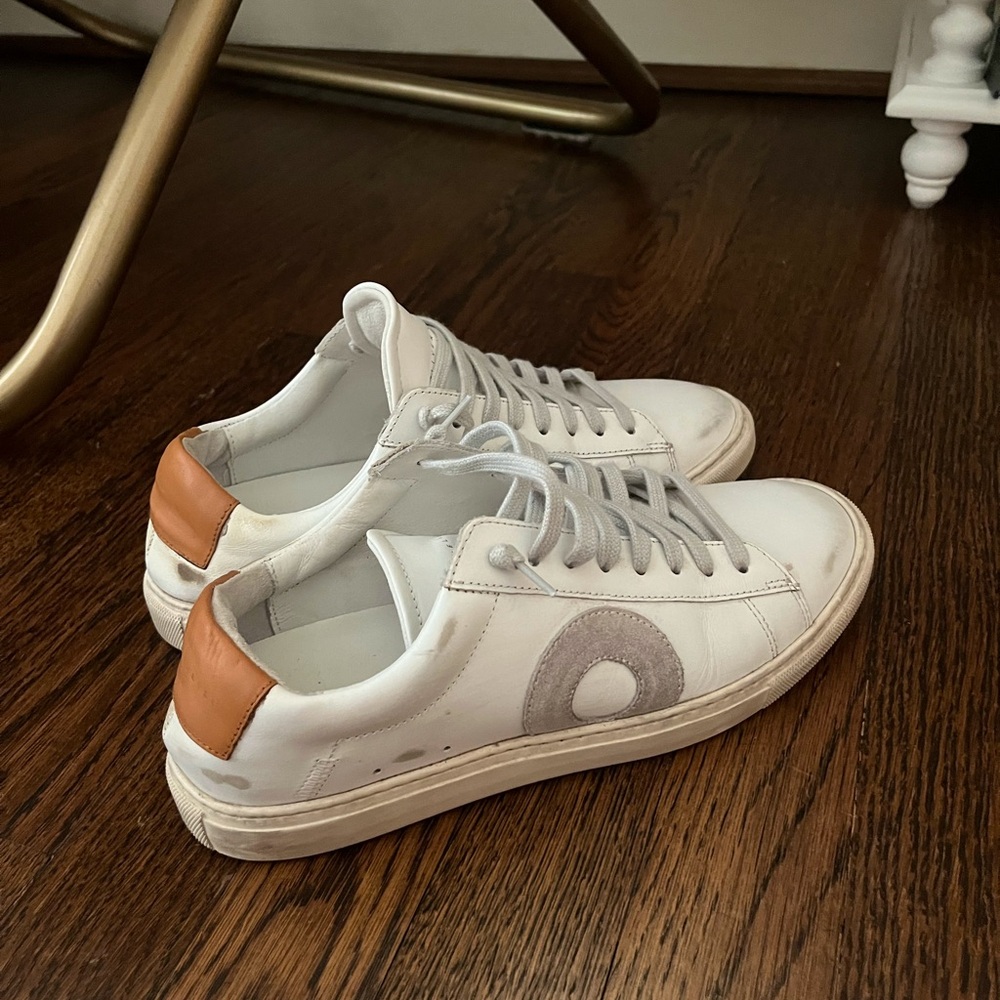 Selling barely worn Oliver cabells. White and a little gray and tan